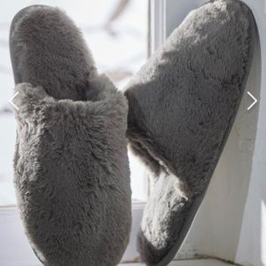 NEW WT Faux Fur Cozy Feels Slippers size medium. Color: Grey